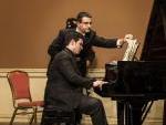il pianista Marco Grilli mentre esegue "Prima carezza" di Francesco Marino